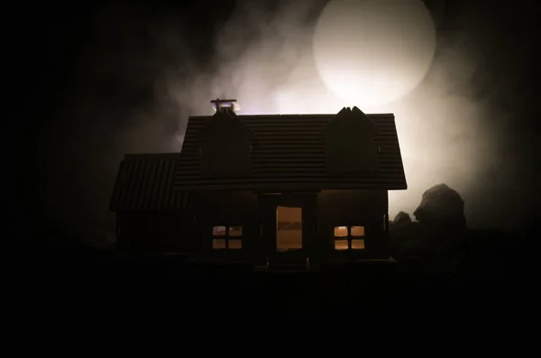 Antigua casa con un Fantasma en la noche a la luz de la luna o Casa de terror embrujada abandonada en la niebla, Antigua villa mística con luna llena surrealista. Concepto de horror — Foto de Stock
