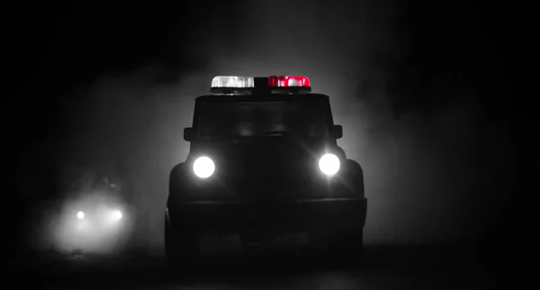 Éclairage de vitesse de la voiture de police dans la nuit sur la route. Voitures de police sur la route se déplaçant avec brouillard. Concentration sélective. Chase ! — Photo