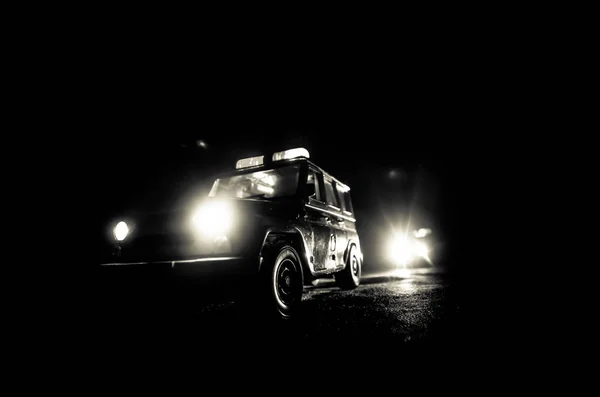 Illuminazione di velocità di auto di polizia di notte sulla strada. Auto della polizia su strada in movimento con nebbia. Concentrazione selettiva. Inseguimento — Foto Stock