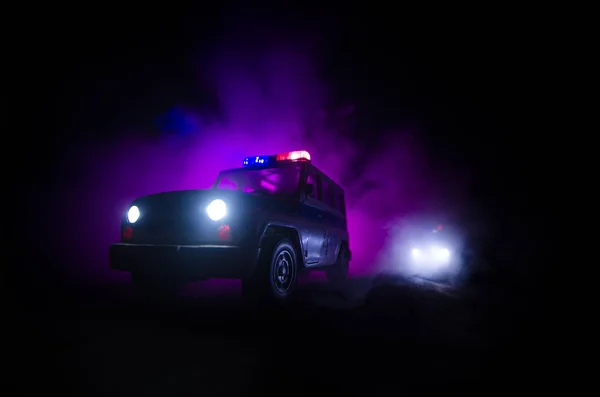 Velocidade de iluminação do carro da polícia durante a noite na estrada. Carros da polícia em movimento com nevoeiro. Foco seletivo. Perseguição — Fotografia de Stock