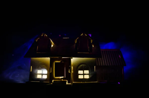 Régi ház egy szellem a holdfényes éjszakában vagy elhagyott kísértetjárta Horror ház a ködben. Régi misztikus villa szürreális nagy telihold. Horror koncepció. — Stock Fotó