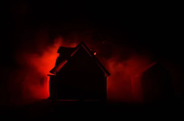 与一只鬼在月夜或放弃鬼恐怖屋在雾中的老房子。老的神秘别墅与超现实主义大满月。恐怖的概念. — 图库照片