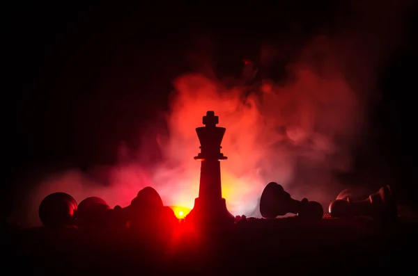 Schaken bordspel concept van bedrijfsideeën en concurrentie en strategie ideeën concep. Chess cijfers op een donkere achtergrond met rook en mist — Stockfoto