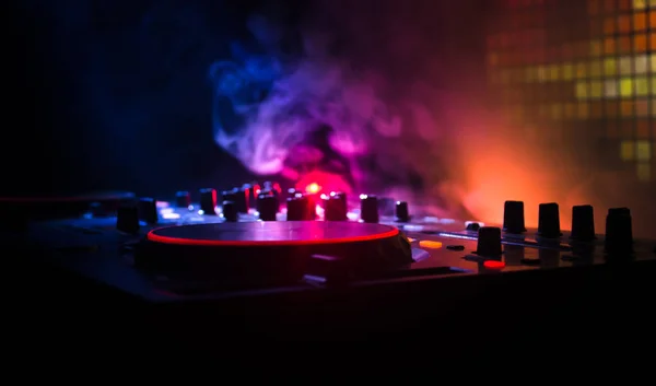 DJ Spinning, Mixing e Scratching in a Night Club, Hands of dj tweak vari controlli di pista sul ponte del DJ, luci stroboscopiche e nebbia, messa a fuoco selettiva — Foto Stock