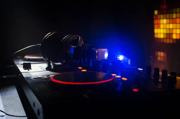 DJ iplik, karıştırma ve bir gece kulübünde tırmalamak, eller DJ 's dj güverte, strobe ışıklar ve sis, seçici odak çeşitli parça denetimlere tweak — Stok fotoğraf