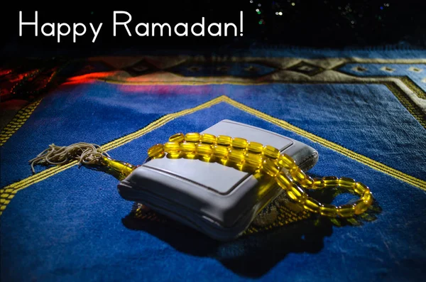 Holy Quran with beads on a prayer mat, Muslim Tasbih is a string of prayer beads which is traditionally used by Muslims along with the Quran. Ramadan holidays concept — Stock Photo, Image