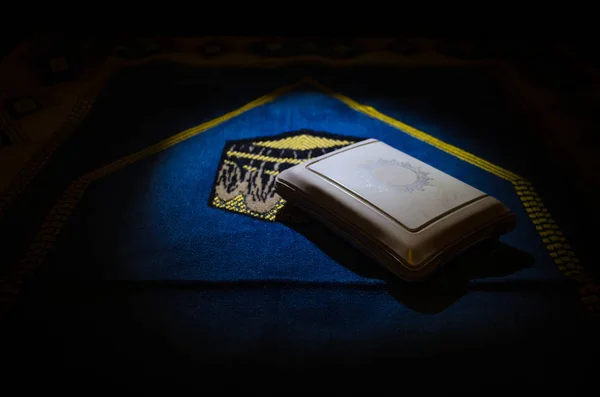 Ιερό Quran με χάντρες σε ένα χαλάκι προσευχής, μουσουλμανική Τασμπίχ είναι μια συμβολοσειρά Κομποσκοίνι που χρησιμοποιείται παραδοσιακά από τους μουσουλμάνους μαζί με το Κοράνι. Διακοπές σε έννοια του Ραμαζανιού — Φωτογραφία Αρχείου