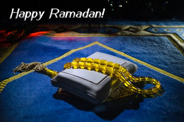 Heilige Quran met parels op de mat van een gebed, moslim Tasbih is een string van gebed kralen die traditioneel door moslims samen met de Koran gebruikt wordt. Ramadan vakantie concept — Stockfoto