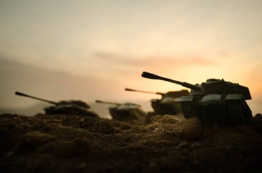 Savaş kavramı. Askeri siluetleri sahne üzerinde savaş sis sky mücadele arka plan, Dünya Savaşı askerler siluetleri bulutlu manzarası, gece aşağıda. Saldırı sahne. Zırhlı araçlar. Savaş tankları