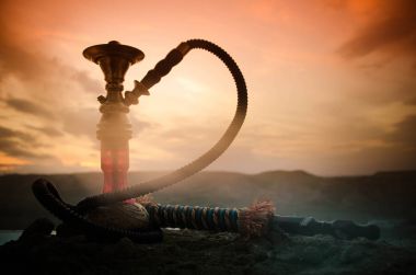 Nargile, geleneksel Arapça harcamak, doğrudan günbatımı güneş ışığı açık fotoğraf