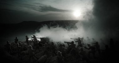 Savaş kavramı. Askeri siluetleri sahne üzerinde savaş sis sky mücadele arka plan, Dünya Savaşı askerler siluetleri bulutlu manzarası, gece aşağıda. Saldırı sahne. Zırhlı araçlar. Savaş tankları