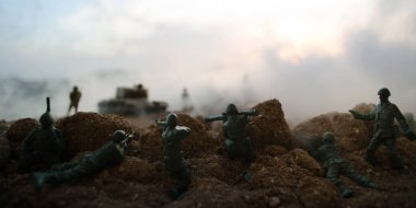 Savaş kavramı. Askeri siluetleri sahne üzerinde savaş sis sky mücadele arka plan, Dünya Savaşı askerler siluetleri bulutlu manzarası, gece aşağıda. Saldırı sahne. Zırhlı araçlar. Savaş tankları