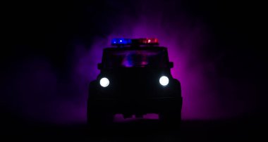 polis arabası hız aydınlatma gece yolda. Polis arabaları sis ile hareket yolu üzerinde. Seçici odak. Chase
