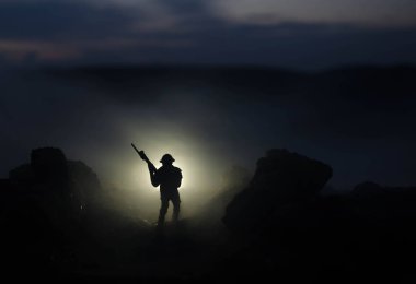 Savaş kavramı. Askeri siluetleri sahne üzerinde savaş sis sky mücadele arka plan, Dünya Savaşı askerler siluetleri bulutlu manzarası, gece aşağıda. Saldırı sahne. Zırhlı araçlar. Savaş tankları
