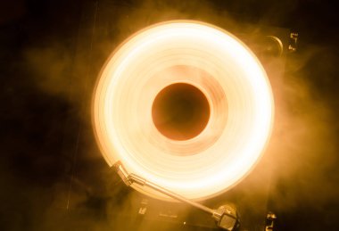 Hız - ateş ve duman izi - vinil kayıt kavramı. Vinil disk yazma. Pikap vinil plak çalar. Retro ses ekipmanları için disk jokey. Ses teknolojisi. Yakın çekim