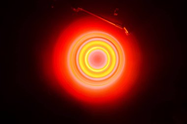 Hız - ateş ve duman izi - vinil kayıt kavramı. Vinil disk yazma. Pikap vinil plak çalar. Retro ses ekipmanları için disk jokey. Ses teknolojisi. Yakın çekim