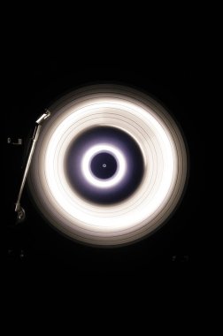 Hız - ateş ve duman izi - vinil kayıt kavramı. Vinil disk yazma. Pikap vinil plak çalar. Retro ses ekipmanları için disk jokey. Ses teknolojisi. Yakın çekim