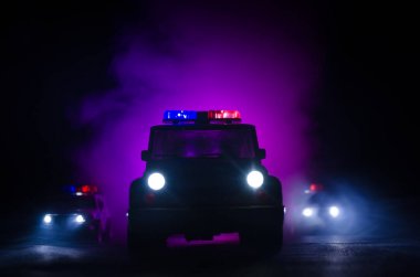 polis arabası hız aydınlatma gece yolda. Polis arabaları sis ile hareket yolu üzerinde. Seçici odak. Chase