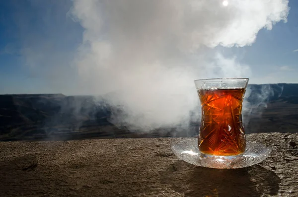 Türkischer Azerbaijan-Tee in traditionellem Glas und Topf im Freien Natur Hintergrund mit Sonnenlicht und Rauch. Eastern Tea Konzept. Armudu-Pokal. — Stockfoto