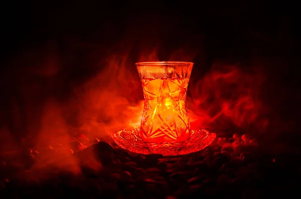 Chá turco do Azerbaijão em glasse tradicional e panela sobre fundo preto com luzes e fumaça. Armudu copo tradicional — Fotografia de Stock