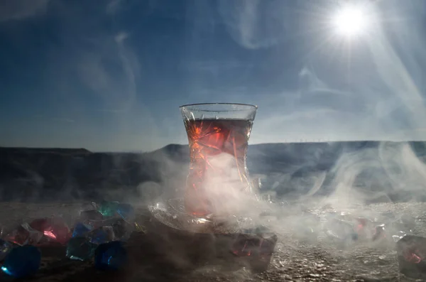 Turecké Ázerbájdžán čaj v tradiční glasse a hrnec venkovní přírodní pozadí s slunečnímu záření a kouření. Koncept východní čaj. Tradiční pohár armudu. — Stock fotografie