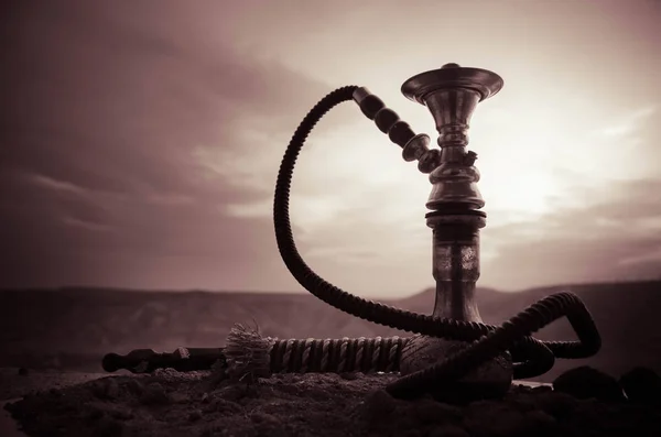 Hookah, tubería de agua árabe tradicional, luz directa del atardecer, foto al aire libre — Foto de Stock