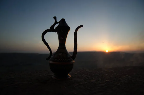 Dekorativa Arabian vas och kannan bilden vid solnedgången — Stockfoto