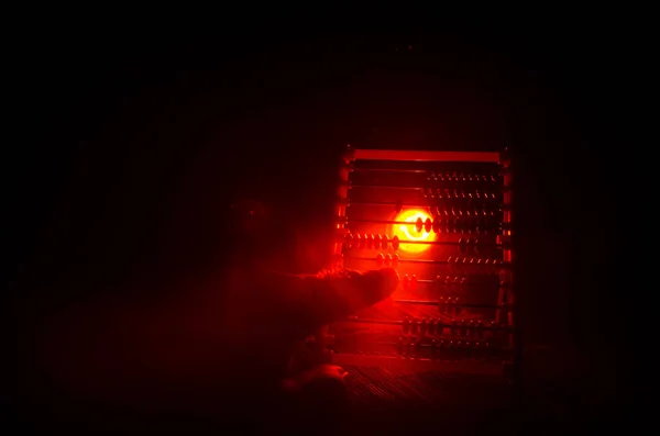 Çin hesap makinesi üzerinde renkli boncuklar ile ateş portakal duman koyu arka plan. Konsept fotoğraf iş, çocuk, eğitim, öğretim, öğrenme, — Stok fotoğraf