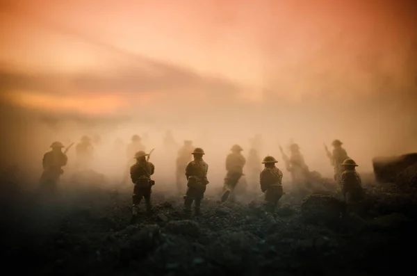 Kriegskonzept. militärische Silhouetten Kampfszene auf Kriegsnebel Himmel Hintergrund, Weltkrieg Soldaten Silhouetten unter bewölkten Skyline in der Nacht. Angriffsszene. Panzerfahrzeuge. Panzerschlacht — Stockfoto