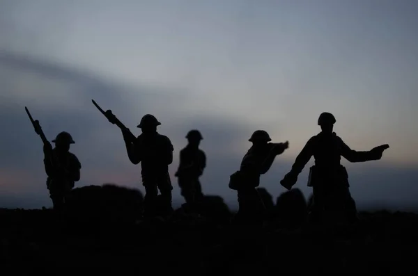 战争的概念。军事剪影战斗场景上战争雾天空背景，世界战争士兵剪影低于夜间多云的天际线。攻击的场面。装甲的车辆。坦克战斗 — 图库照片
