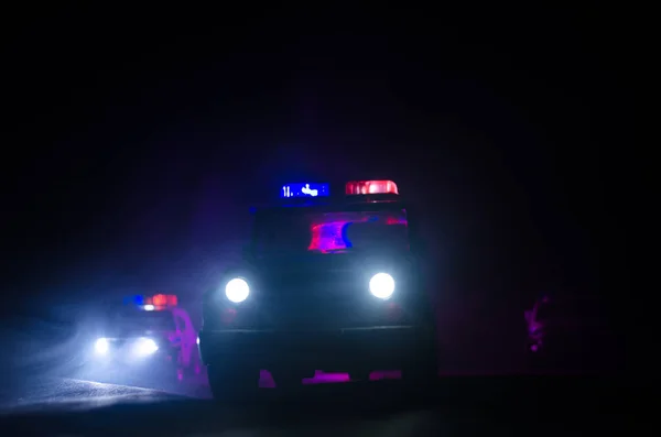 Быстрое освещение полицейской машины в ночное время на дороге. Полицейские машины движутся с туманом. Выборочный фокус. Чейз — стоковое фото