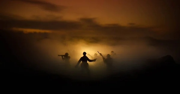 Концепция войны. Военные силуэты боевой сцены на фоне тумана на фоне неба войны, силуэты солдат мировой войны под облачным горизонтом ночью. Сцена нападения. Бронетехника. Танки — стоковое фото