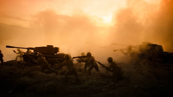 Concept de guerre. Silhouettes militaires scène de combat sur fond de brouillard de guerre ciel, Soldats de la guerre mondiale Silhouettes ci-dessous ciel nuageux La nuit. Scène d'attaque. Véhicules blindés. Bataille de chars — Photo