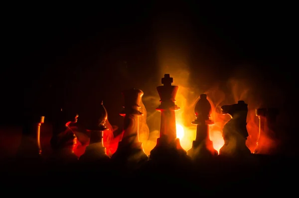 Chess brädspel begreppet affärsidéer och konkurrens och strategi idéer begreppsmässigt. Chess siffror på en mörk bakgrund med rök och dimma — Stockfoto