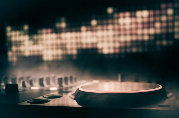 DJ przędzenia, mieszanie i drapanie w nocnym klubie, ręce dj tweak różnych formantów utwór na dj's deck, stroboskopowe i mgła, Selektywny fokus — Zdjęcie stockowe