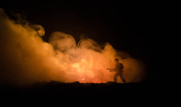 Концепция войны. Военные силуэты боевой сцены на фоне тумана на фоне неба войны, силуэты солдат мировой войны под облачным горизонтом ночью. Сцена нападения. Бронетехника. Танки
