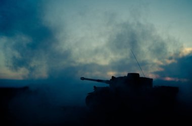 Savaş kavramı. Askeri siluetleri sahne üzerinde savaş sis sky mücadele arka plan, Dünya Savaşı Alman tankları siluetleri bulutlu manzarası, gece aşağıda. Saldırı sahne. Zırhlı araçlar. Tank savaş sahnesi