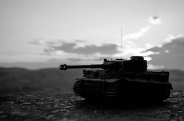 Savaş kavramı. Askeri siluetleri sahne üzerinde savaş sis sky mücadele arka plan, Dünya Savaşı Alman tankları siluetleri bulutlu manzarası, gece aşağıda. Saldırı sahne. Zırhlı araçlar. Tank savaş sahnesi