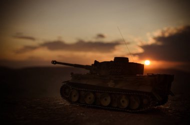 Savaş kavramı. Askeri siluetleri sahne üzerinde savaş sis sky mücadele arka plan, Dünya Savaşı Alman tankları siluetleri bulutlu manzarası, gece aşağıda. Saldırı sahne. Zırhlı araçlar. Tank savaş sahnesi