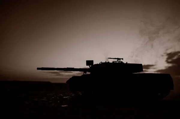 Concetto di guerra. Silhouette militari scena di combattimento su sfondo cielo nebbia di guerra, Serbatoi tedeschi della guerra mondiale Silhouettes Below Cloudy Skyline Di notte. Scena dell'attacco. Veicoli blindati. Serbatoi scena di battaglia — Foto Stock