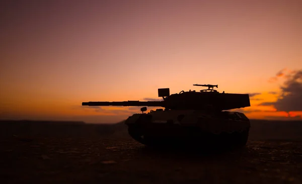 전쟁 개념입니다. 전쟁 안개 하늘에 현장 싸움 군 실루엣 배경, 밤에 구름 스카이 라인 아래 세계 전쟁 독일 탱크 실루엣. 공격 장면입니다. 기갑된 차량입니다. 탱크 전투 장면 — 스톡 사진