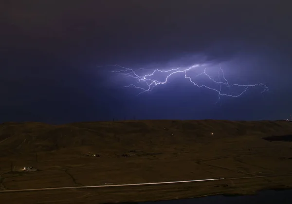 Rayo con nubes dramáticas. Tormenta nocturna sobre la montaña y el lago en Bakú, Azerbaiyán — Foto de Stock