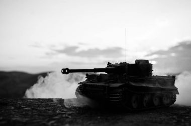 Savaş kavramı. Askeri siluetleri sahne üzerinde savaş sis sky mücadele arka plan, Dünya Savaşı Alman tankları siluetleri bulutlu manzarası, gece aşağıda. Saldırı sahne. Zırhlı araçlar. Tank savaş sahnesi
