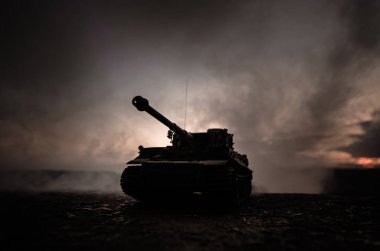 Savaş kavramı. Askeri siluetleri sahne üzerinde savaş sis sky mücadele arka plan, Dünya Savaşı Alman tankları siluetleri bulutlu manzarası, gece aşağıda. Saldırı sahne. Zırhlı araçlar. Tank savaş sahnesi