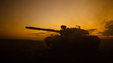 Savaş kavramı. Askeri siluetleri sahne üzerinde savaş sis sky mücadele arka plan, Dünya Savaşı Alman tankları siluetleri bulutlu manzarası, gece aşağıda. Saldırı sahne. Zırhlı araçlar. Tank savaş sahnesi