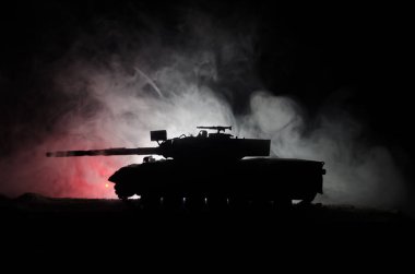 Savaş kavramı. Askeri siluetleri savaş sis gökyüzü arka plan, Alman tankı eylem altında bulutlu manzarası, gece sahnede mücadele. Saldırı sahne. Zırhlı araçlar