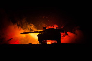Savaş kavramı. Askeri siluetleri savaş sis gökyüzü arka plan, Alman tankı eylem altında bulutlu manzarası, gece sahnede mücadele. Saldırı sahne. Zırhlı araçlar
