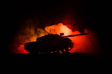 Savaş kavramı. Askeri siluetleri savaş sis gökyüzü arka plan, Alman tankı eylem altında bulutlu manzarası, gece sahnede mücadele. Saldırı sahne. Zırhlı araçlar