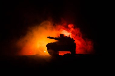 Savaş kavramı. Askeri siluetleri savaş sis gökyüzü arka plan, Alman tankı eylem altında bulutlu manzarası, gece sahnede mücadele. Saldırı sahne. Zırhlı araçlar