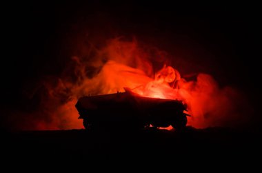 Savaş kavramı. Askeri siluetleri savaş sis gökyüzü arka plan, Alman tankı eylem altında bulutlu manzarası, gece sahnede mücadele. Saldırı sahne. Zırhlı araçlar